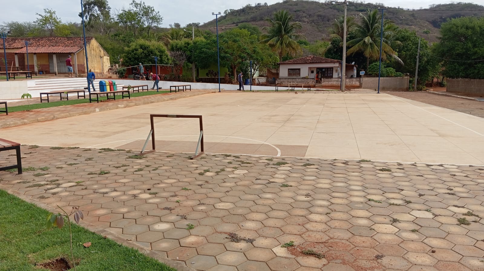 São José de Princesa realiza limpeza da praça do sítio de Saco dos Caçulas