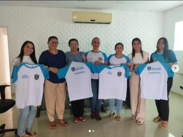 São José de Princesa entrega fardas para os monitores do transporte escolar e cuidadores.